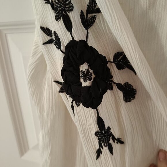 M💖Boho Peasant Embroidery Black & White Blouse Top - Picture 9 of 13
